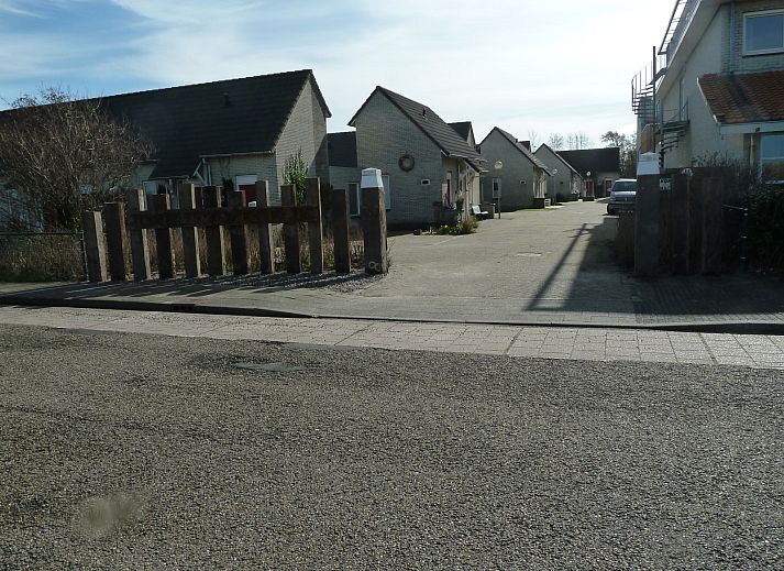 Gemuetliches Wohnzimmer im NH549, Callantsoog, Nordseekueste, mit bequemen Sitzgelegenheiten und maritimen Themen.