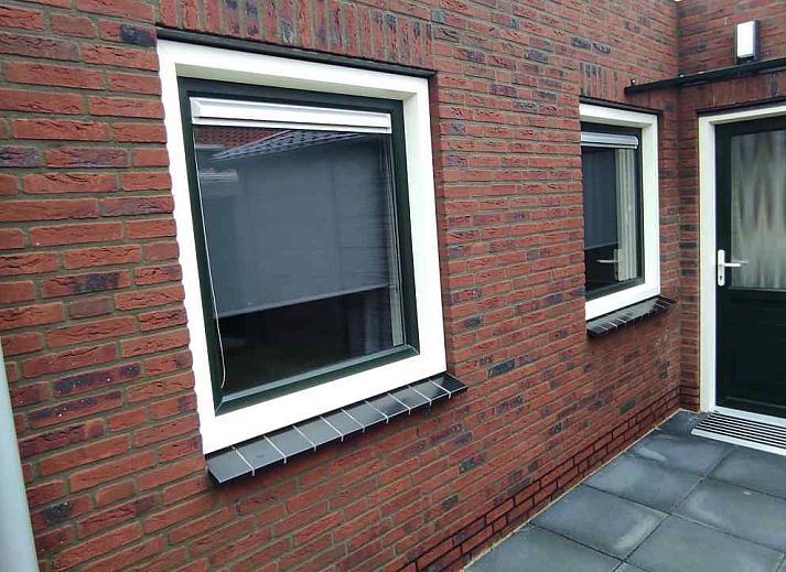 Moderne Dusche im Ferienhaus NH213 an der Nordseekueste, Callantsoog, mit Glaswand und stilvollen Fliesen.