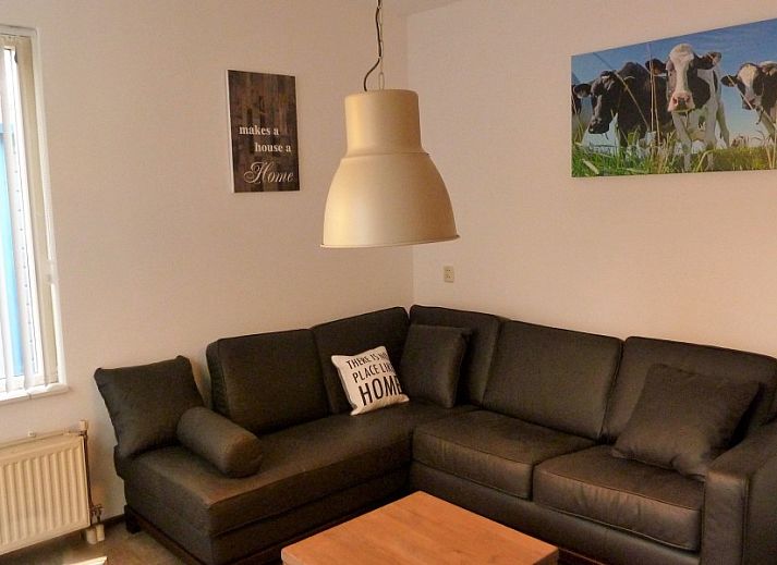 Buitenkant van vakantiehuis Korre 2 aan de Noordzeekust in Callantsoog, Noord-Holland, met charmante rode deuren.