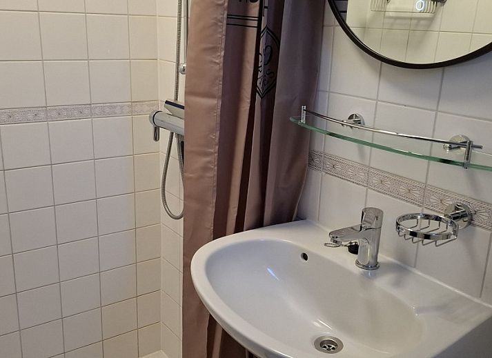 Buitenkant van vakantiehuis Korre 2 aan de Noordzeekust in Callantsoog, Noord-Holland, met charmante rode deuren.