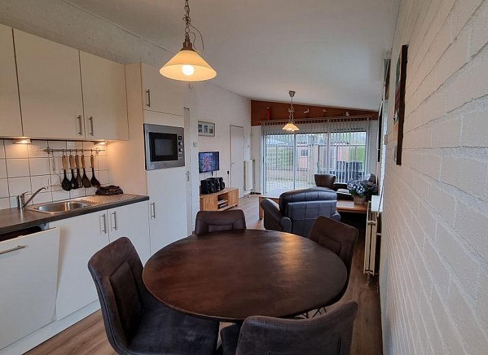 Gezellige woonkamer in vakantiehuis De Blenck 21, Callantsoog, Noordzeekust met comfortabele zithoek en eethoek.