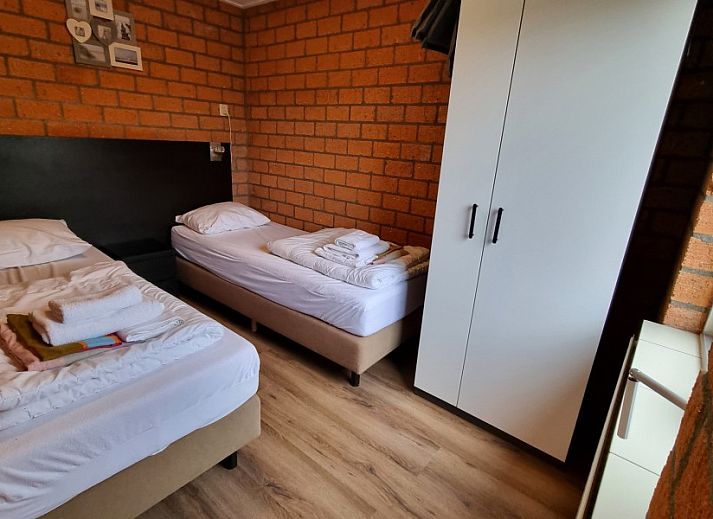 Ruime tuin bij vakantiehuis De Blenck 21 in Callantsoog, Noord-Holland, ideaal voor ontspanning aan de Noordzeekust.