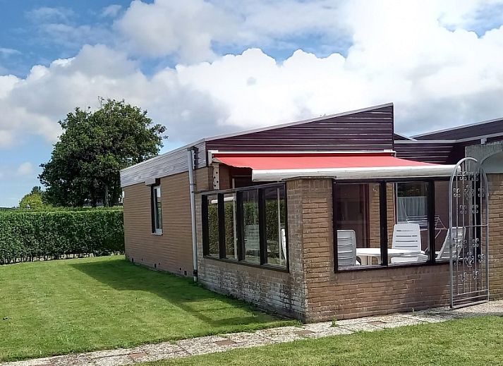 Ruime tuin bij vakantiehuis De Blenck 21 in Callantsoog, Noord-Holland, ideaal voor ontspanning aan de Noordzeekust.