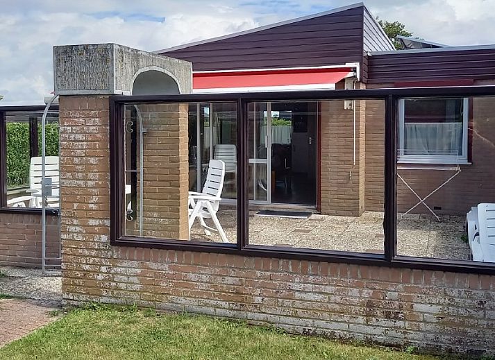 Ruime tuin bij vakantiehuis De Blenck 21 in Callantsoog, Noord-Holland, ideaal voor ontspanning aan de Noordzeekust.