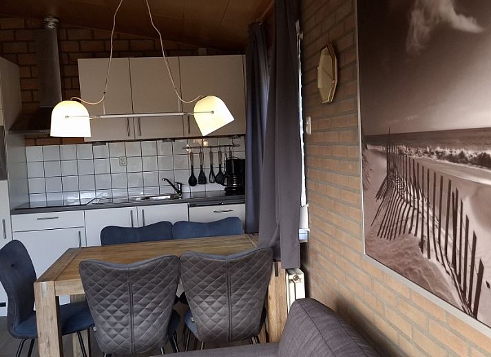 Gezellige woonkamer in vakantiehuis De Blenck 66, Callantsoog, met moderne keuken en zitruimte aan de Noordzeekust, Noord-Holland.