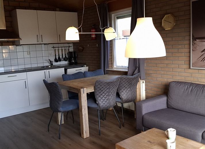 Buitenkant van vakantiehuis De Blenck 66 in Callantsoog, omringd door groene tuin aan de Noordzeekust, Noord-Holland.