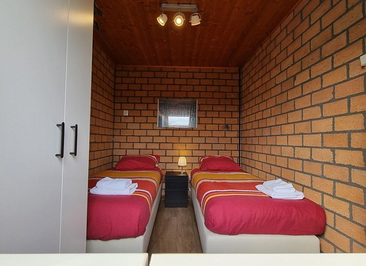 Buitenkant van vakantiehuis De Blenck 66 in Callantsoog, omringd door groene tuin aan de Noordzeekust, Noord-Holland.