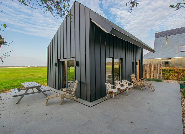 Ferienhaus auf Raedern in Callantsoog mit modernem Aeusseren und grossem Garten an der Nordseekueste, Nordholland.