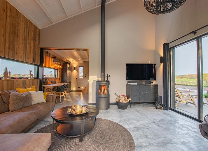 Ferienhaus auf Raedern in Callantsoog mit modernem Aeusseren und grossem Garten an der Nordseekueste, Nordholland.