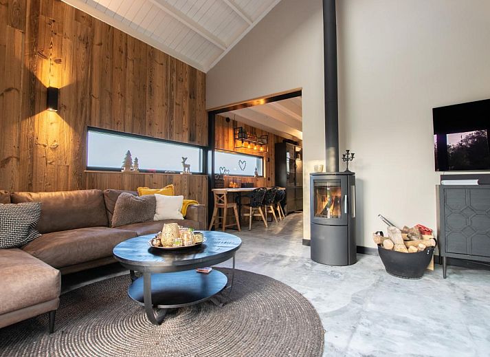 Ferienhaus auf Raedern in Callantsoog mit modernem Aeusseren und grossem Garten an der Nordseekueste, Nordholland.