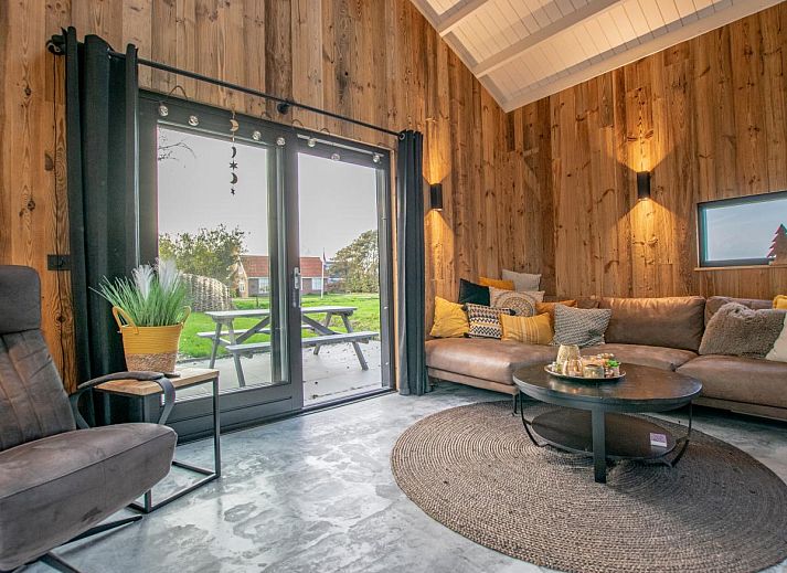 Ferienhaus auf Raedern in Callantsoog mit modernem Aeusseren und grossem Garten an der Nordseekueste, Nordholland.