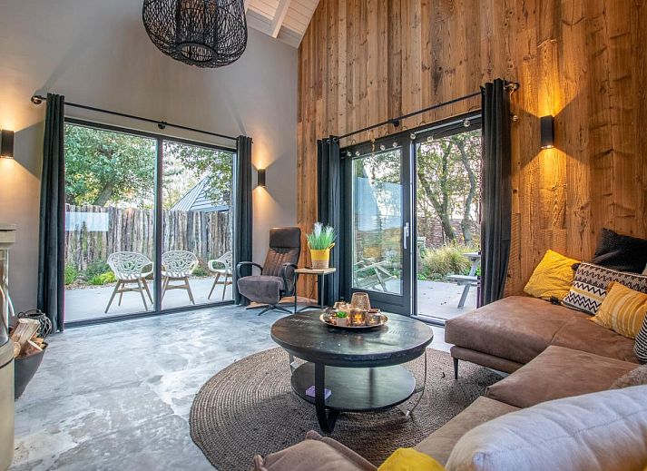 Terrasse des Ferienhauses Spoelde wiel in Callantsoog, Nordseekueste mit Blick auf gruene Felder.