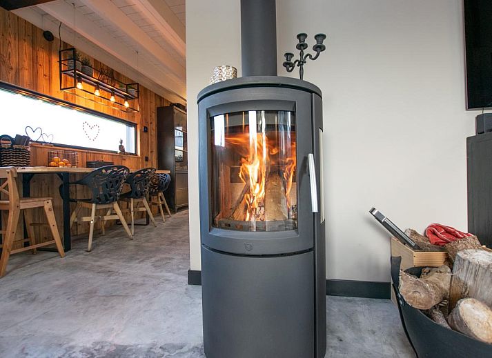 Terrasse des Ferienhauses Spoelde wiel in Callantsoog, Nordseekueste mit Blick auf gruene Felder.