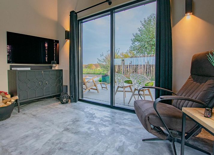 Terrasse des Ferienhauses Spoelde wiel in Callantsoog, Nordseekueste mit Blick auf gruene Felder.