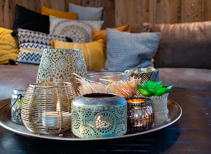 Terrasse des Ferienhauses Spoelde wiel in Callantsoog, Nordseekueste mit Blick auf gruene Felder.