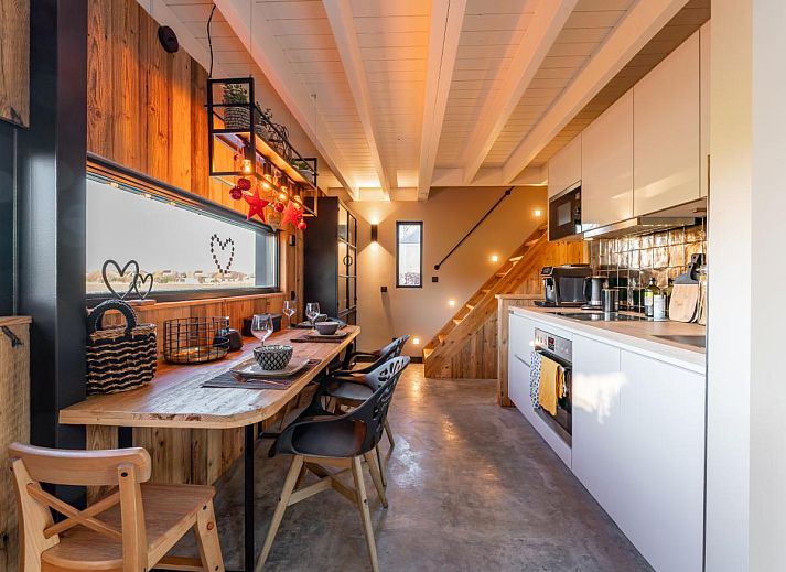 Terrasse des Ferienhauses Spoelde wiel in Callantsoog, Nordseekueste mit Blick auf gruene Felder.