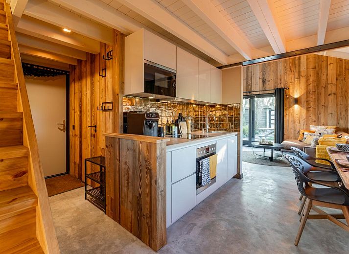 Innenbereich des Ferienhauses Spoelde wheel in Callantsoog mit gemuetlicher Sitzecke und warmer Atmosphaere.