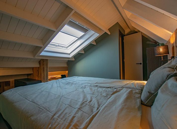 Innenbereich des Ferienhauses Spoelde wheel in Callantsoog mit gemuetlicher Sitzecke und warmer Atmosphaere.