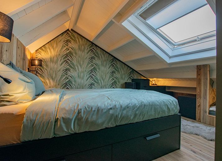 Innenbereich des Ferienhauses Spoelde wheel in Callantsoog mit gemuetlicher Sitzecke und warmer Atmosphaere.