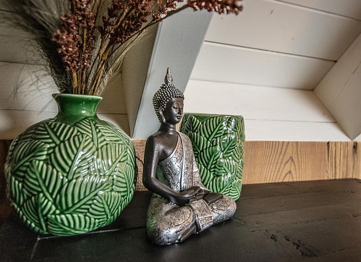 Geraeumige Sitzecke im Ferienhaus Spoiled Wheel, Callantsoog mit Blick auf den Garten.