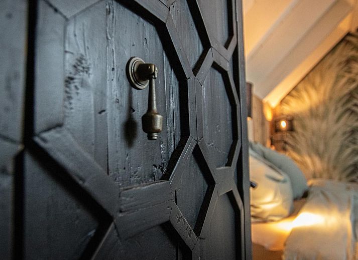 Geraeumige Sitzecke im Ferienhaus Spoiled Wheel, Callantsoog mit Blick auf den Garten.