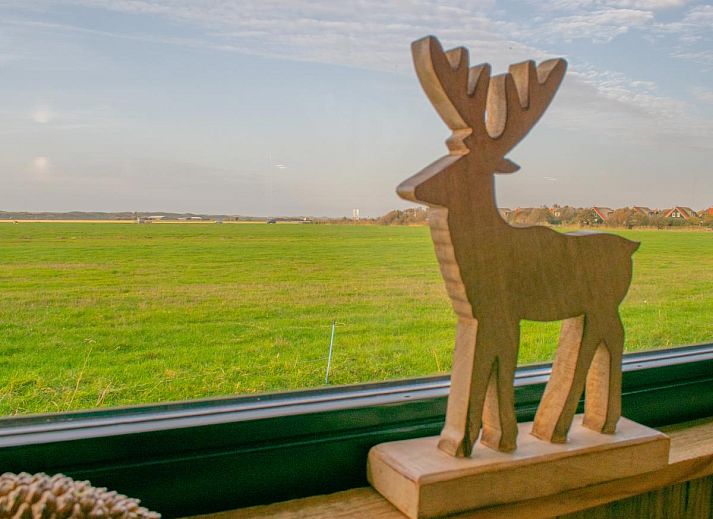Geraeumige Sitzecke im Ferienhaus Spoiled Wheel, Callantsoog mit Blick auf den Garten.