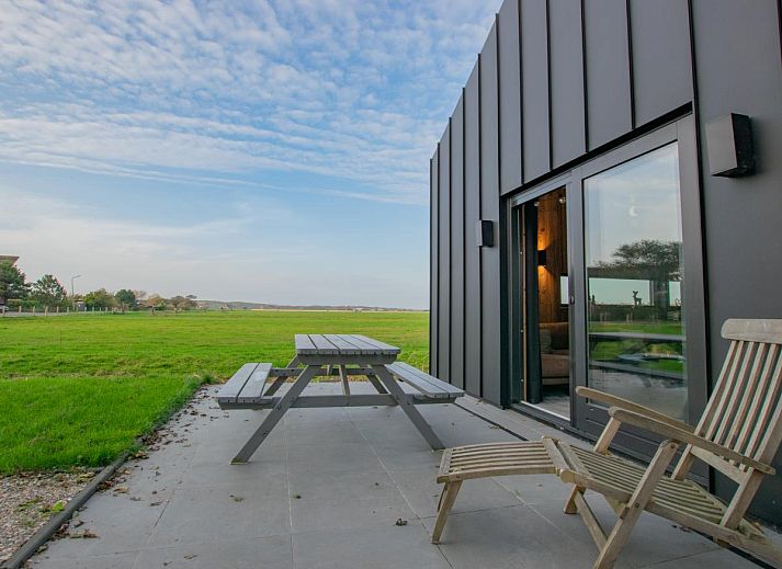 Geraeumige Sitzecke im Ferienhaus Spoiled Wheel, Callantsoog mit Blick auf den Garten.
