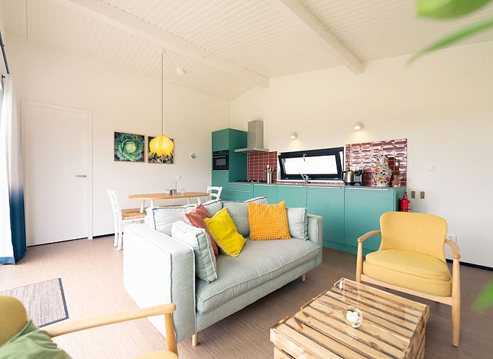 Aussenansicht des Ferienhauses Royal Dune 4 in Callantsoog mit grosser Veranda und natuerlicher Umgebung.