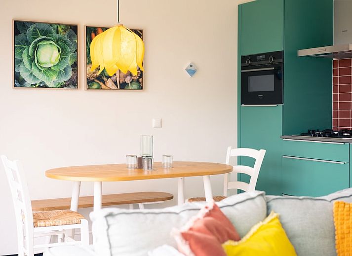 Aussenansicht des Ferienhauses Royal Dune 4 in Callantsoog mit grosser Veranda und natuerlicher Umgebung.