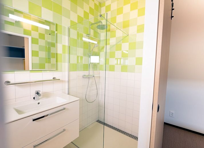 Stilvolles Wohnzimmer von Royal Dune 4, Callantsoog, mit moderner Kueche und farbenfrohen Moebeln.