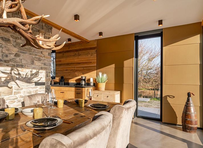 Seitenansicht des Ferienhauses De Bonte Specht mit gruenem Garten in Callantsoog, Nordholland.