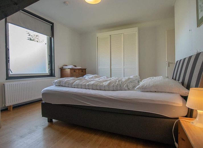 Landhuis Duinzicht in Callantsoog, een charmant vakantiehuis aan de Noordzeekust met rieten dak en zonnig terras te midden van groene natuur.