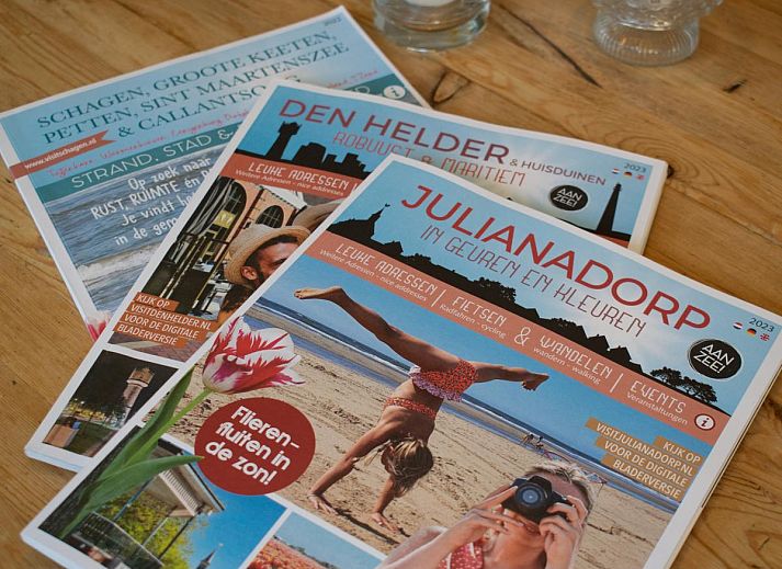 Gezellige woonkamer van Landhuis Duinzicht in Callantsoog, Noord-Holland met uitzicht op de groene tuin aan de Noordzeekust.