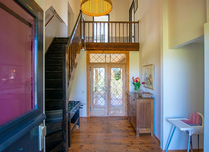Gezellige woonkamer van Landhuis Duinzicht in Callantsoog, Noordzeekust, Noord-Holland, met uitzicht op de natuur en comfortabele zithoek.