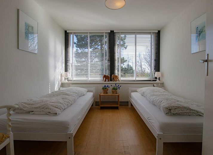Gezellige woonkamer van Landhuis Duinzicht in Callantsoog, Noordzeekust, Noord-Holland, met uitzicht op de natuur en comfortabele zithoek.