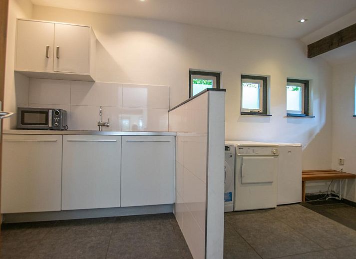 Gezellige woonkamer van Landhuis Duinzicht in Callantsoog, Noordzeekust, Noord-Holland, met uitzicht op de natuur en comfortabele zithoek.