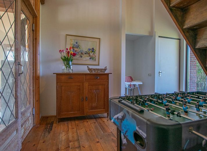 Gezellige woonkamer van Landhuis Duinzicht in Callantsoog, Noordzeekust, Noord-Holland, met uitzicht op de natuur en comfortabele zithoek.