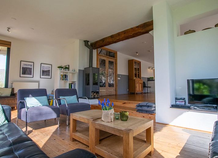 Gezellige eetkamer in Landhuis Duinzicht, een vakantiehuis in Callantsoog aan de Noordzeekust, Noord-Holland, met houten vloeren en moderne inrichting.
