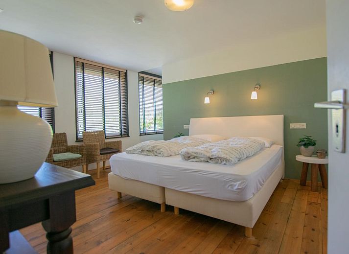Ruime eetkamer in Landhuis Duinzicht, vakantiehuis in Callantsoog, Noordzeekust. Geniet van het uitzicht op de natuur vanuit deze lichte binnenruimte.