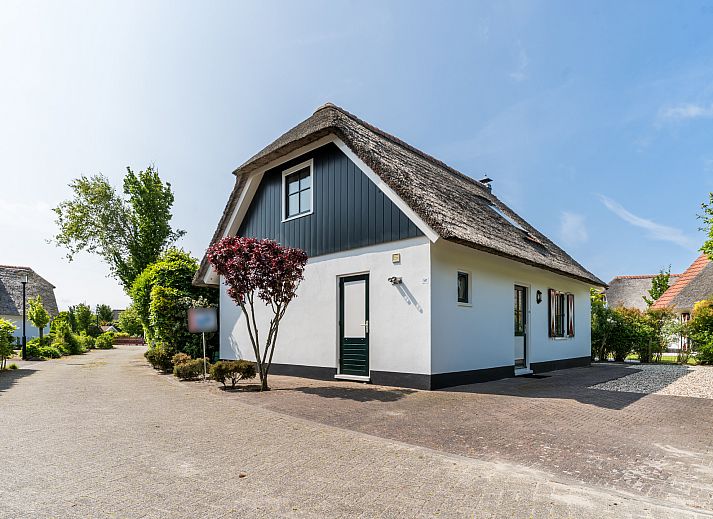 Freistehendes Haus in Callantsoog, Nordseekste, Nordholland, mit Reetdach und sonniger Umgebung, ideales Ferienhaus fr Strandliebhaber.