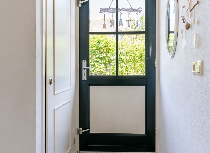 Freistehendes Haus in Callantsoog, Nordseekste, Nordholland, Ferienhaus mit Reetdach und stimmungsvoller Fassade unter blauem Himmel.