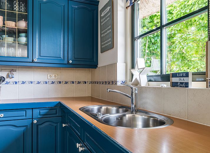 Charmanter Eingang zu einem freistehenden Haus in Callantsoog, an der Nordseekste in Nordholland gelegen, mit Reetdach und lndlicher Atmosphre.