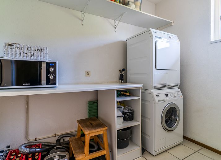 Charmanter Eingang zu einem freistehenden Haus in Callantsoog, an der Nordseekste in Nordholland gelegen, mit Reetdach und lndlicher Atmosphre.