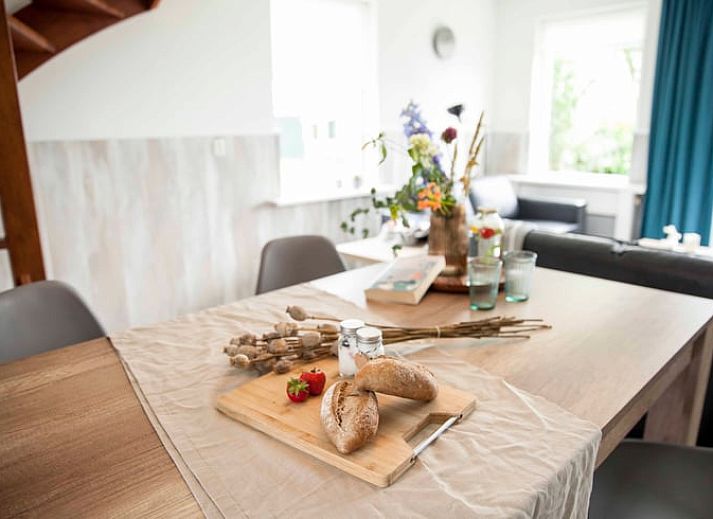 Schluesselanhaenger des Ferienhauses in Callantsoog, Nordseekueste, Nordholland, auf einem rustikalen Hintergrund.