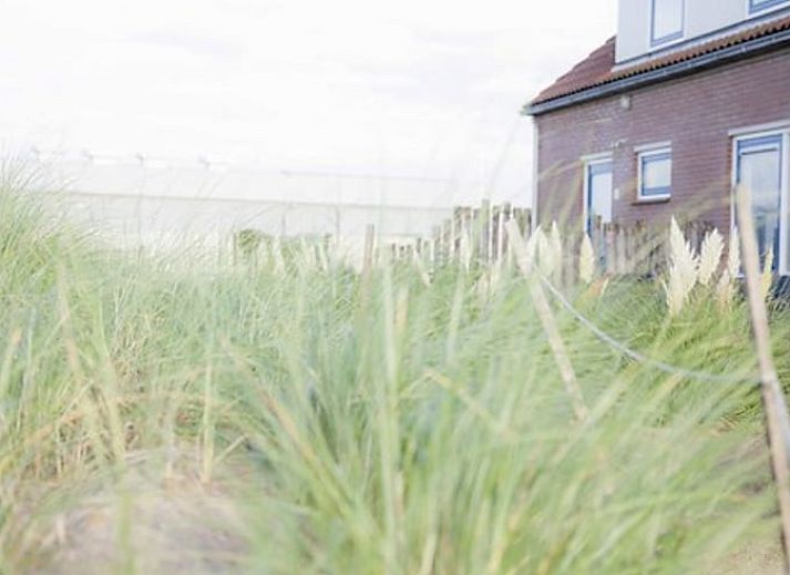 Schluesselanhaenger des Ferienhauses in Callantsoog, Nordseekueste, Nordholland, auf einem rustikalen Hintergrund.