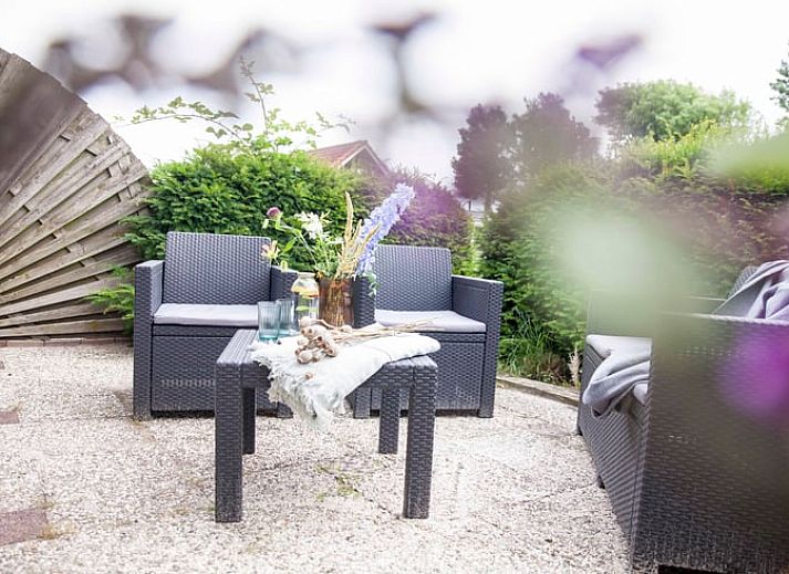 Schluesselanhaenger des Ferienhauses in Callantsoog, Nordseekueste, Nordholland, auf einem rustikalen Hintergrund.