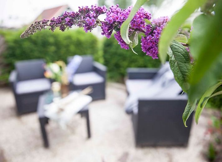 Schluesselanhaenger des Ferienhauses in Callantsoog, Nordseekueste, Nordholland, auf einem rustikalen Hintergrund.