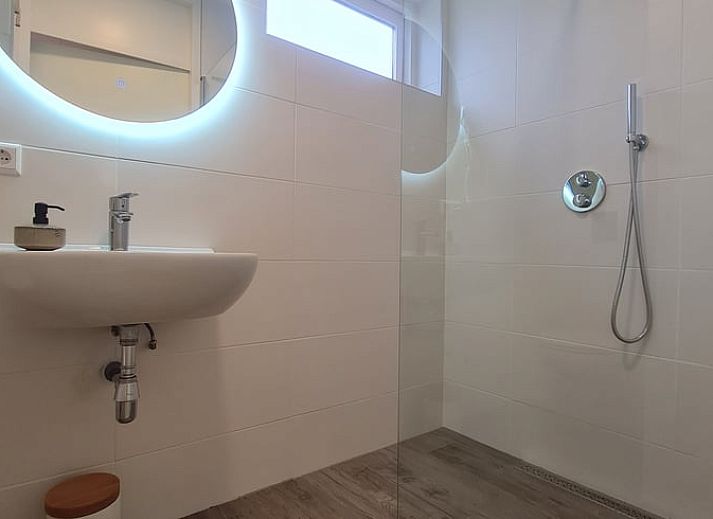 Esstisch im Ferienhaus in Callantsoog, Nordseekueste, Nordholland, mit frischem Brot und Blumen.