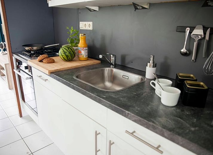 Aussenbereich des Ferienhauses in Callantsoog, Nordseekueste, Nordholland, umgeben von Duenengras.