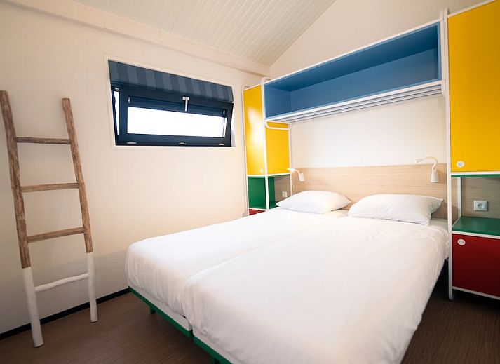 Bright interior space of Callants Comfort 4 in Callantsoog, with cozy sitting area and dining area.